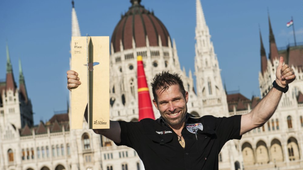 Hannes Arch als Sieger beim Red Bull Air Race in Budapest
