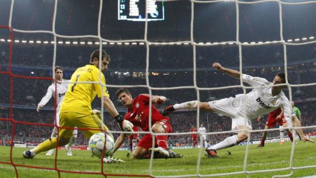 Ein Fußballspiel zwischen Bayern München und Real Madrid vor einer Zuschauermenge.