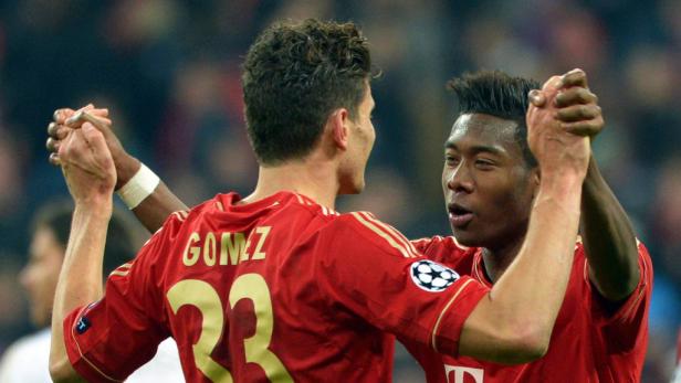 Mario Gomez und David Alaba feiern gemeinsam auf dem Fußballfeld.