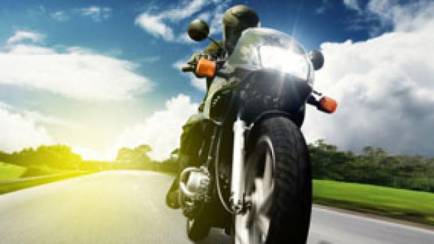 Biker cruisen in den Sommer