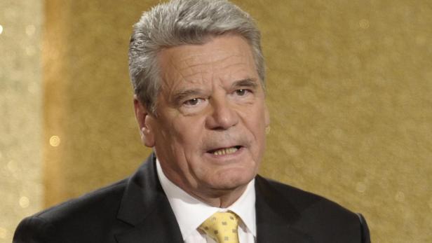 Joachim Gauck Porträt von Joachim Gauck vor goldenem Hintergrund.