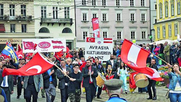 In der Vergangenheit nahm Avrasya auch an SPÖ-Maiaufmärschen teil