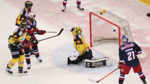 Besiegt: Capitals-Goalie Zaba konnte beim 5:3 durch Heinrich (nicht im Bild) dem Puck nur noch nachschauen.