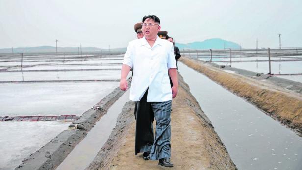 Nordkoreas Diktator Kim Jong-un marschiert voran.