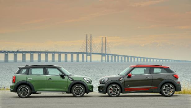 Zwei Mini Countryman vor der Öresundbrücke.