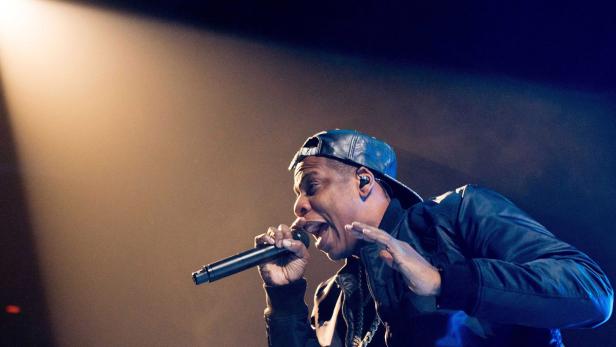 Jay-Z rappt während eines Konzerts in ein Mikrofon.