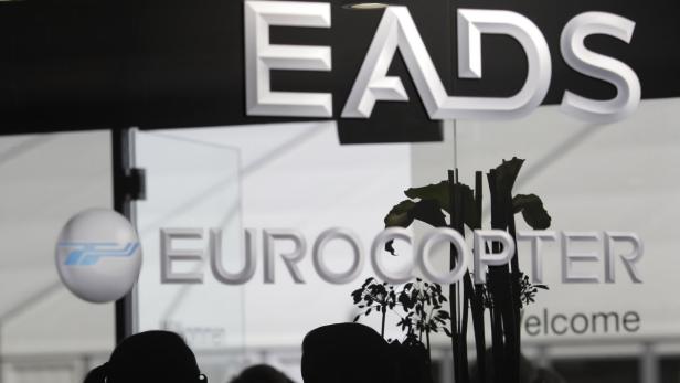 Das Logo von EADS und Eurocopter sind auf einer Glastür zu sehen.