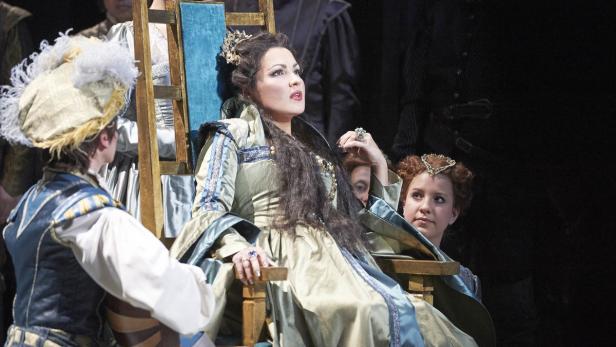 Anna Netrebko setzt an der Wiener Staatsoper als Anna Bolena vokale und darstellerische Maßstäbe.