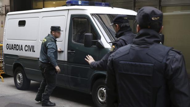 Ein Lieferwagen der Guardia Civil mit drei Polizisten davor.