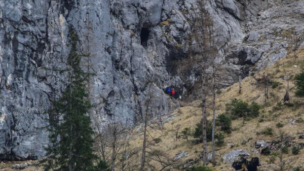 Die Bergung der Leiche gestaltete sich schwierig. (Bild: Eingang zur Hirlatzhöhle)