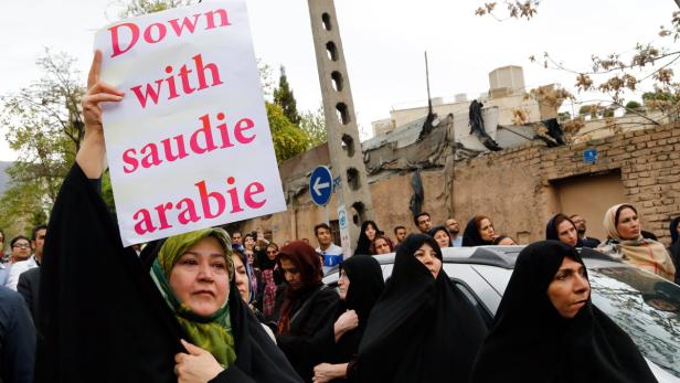 IRAN SAUDI ARABIA DEMO Eine Iranerin protestiert gegen Saudi-Arabien