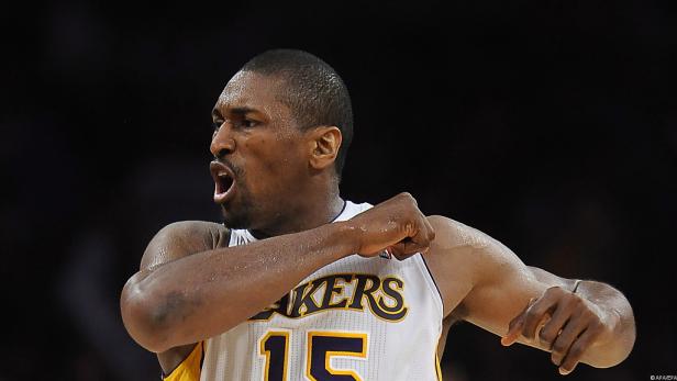 Ein Basketballspieler der Lakers jubelt mit geballten Fäusten.