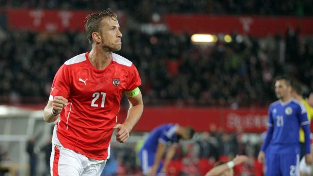 Ein österreichischer Fußballspieler jubelt auf dem Spielfeld.