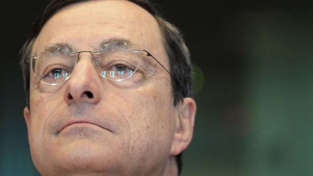 Nahaufnahme von Mario Draghi mit Brille.