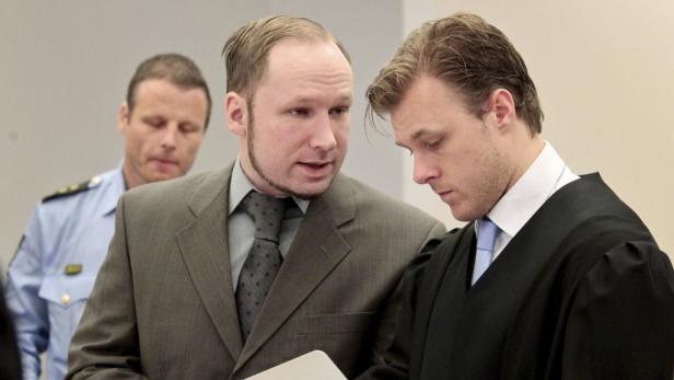 Anders Behring Breivik spricht mit seinem Anwalt während seines Prozesses.