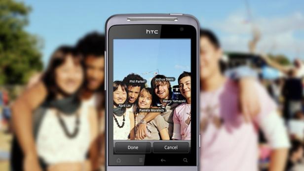 Ein HTC-Smartphone zeigt ein Foto von April Lin, Phil Parker, Pamela Morelock, Joshua Stern und Henry Yamazaki.