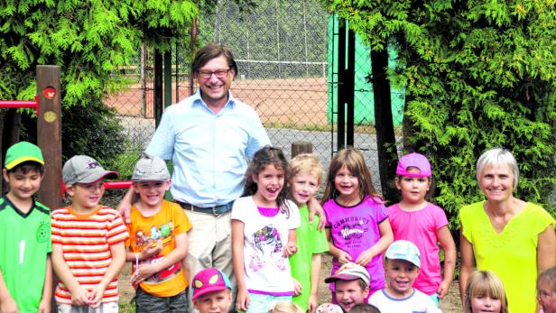 Der Tennisplatz im Hintergrund wird künftig zur Kinderspielwiese