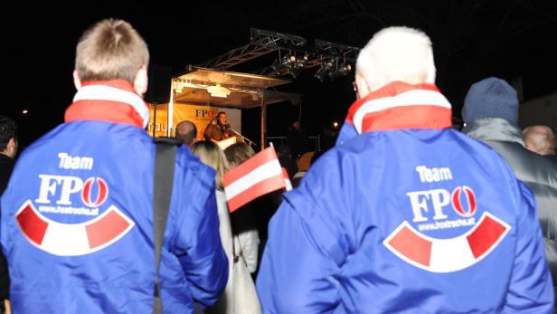 Eine Wahlveranstaltung der FPÖ mit einem Redner auf der Bühne.