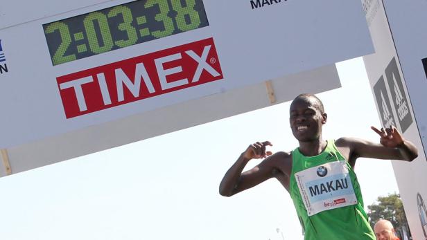 Patrick Makau feiert seinen Sieg beim Berlin-Marathon mit einer Zeit von 2:03:38.
