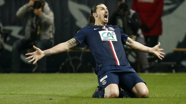 Zlatan Ibrahimović jubelt auf dem Rasen, nachdem er ein Tor erzielt hat.