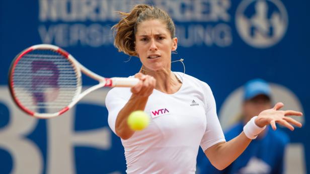 Eine Tennisspielerin schlägt einen Ball während eines Matches.