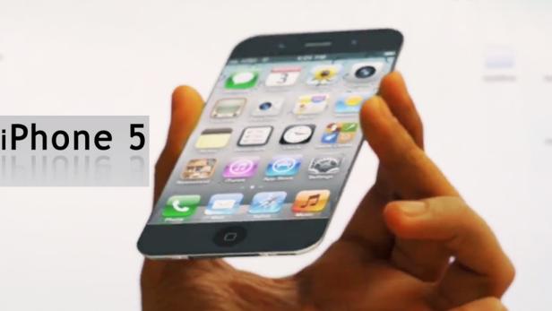 Eine Hand hält ein iPhone 5.