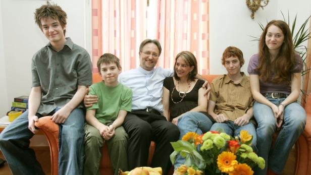 Gerhard Höberth mit seiner Frau Coleen und seinen vier Kindern. Zuerst war er evangelischer Pfarrer, dann konvertierte der heute 54-Jährige zur katholischen Kirche. Er darf – trotz seiner aufrechten Ehe – Kaplan sein