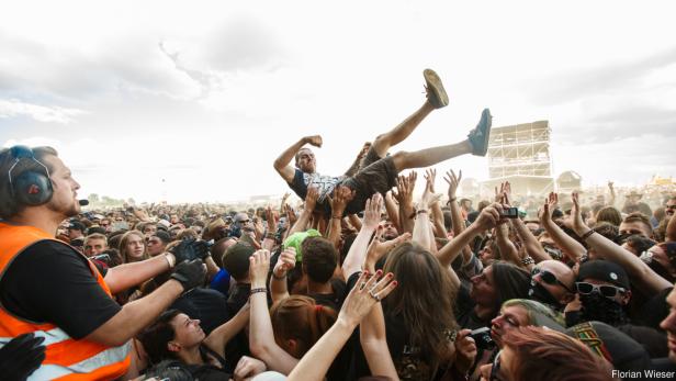 Stagedive während  des &quot;Hatebreed&quot;-Konzerts am Nova Rock 2014.