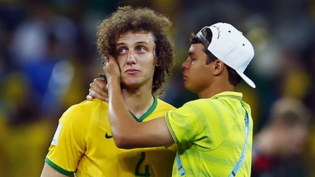 Thiago Silva versucht seinen Teamkollegen David Luiz zu trösten.