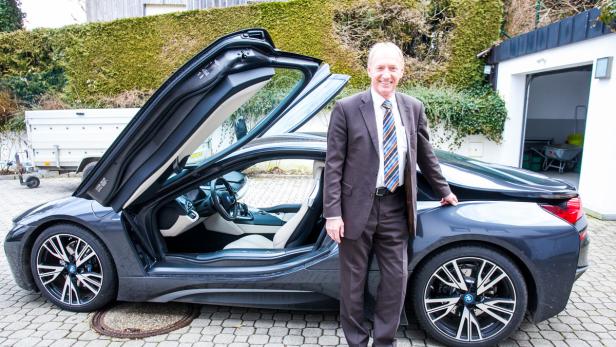 Geschäftsführer Wolfgang Rathner vor dem BMW-Elektroauto i 8 seines Chefs Andreas Fill. Die Kohlefaserteile werden von Fill-Maschinen hergestellt.