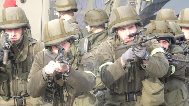 Mit neuer Ausrüstung gingen Wiener Milizionäre bei einem Probegalopp voll motiviert in den Einsatz