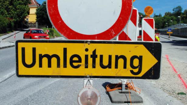 Ein Verkehrsschild mit der Aufschrift „Umleitung“ steht auf einer Straße.