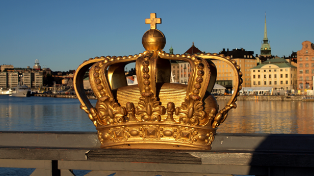 Eine goldene Krone auf einer Brücke mit Blick auf Stockholm.