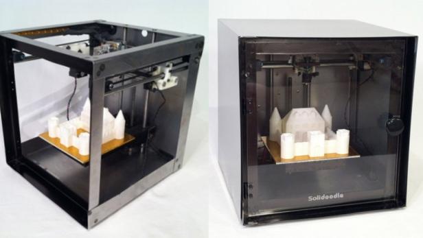 Ein 3D-Drucker druckt ein kleines, weißes Schlossmodell.