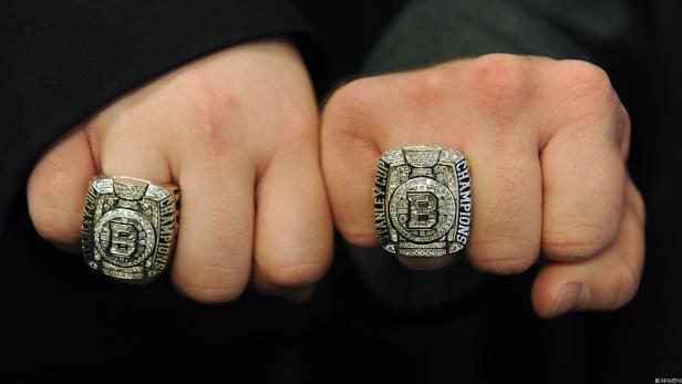 Zwei Hände zeigen üppige Stanley Cup-Meisterschaftsringe.