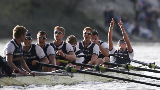 Ein Ruderteam feiert seinen Sieg auf dem Wasser.
