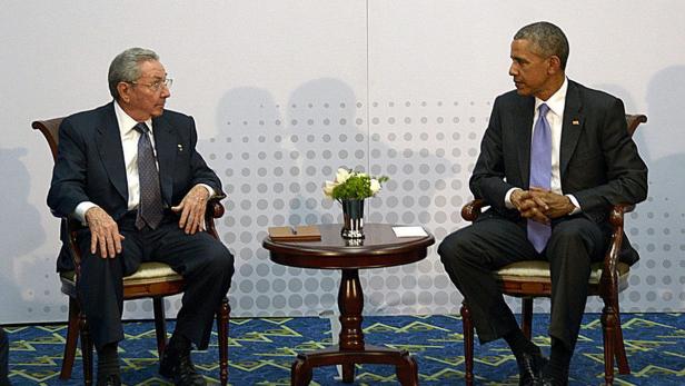 Ein historisches Bild: das erste offizielle Treffen zwischen Obama und Castro.