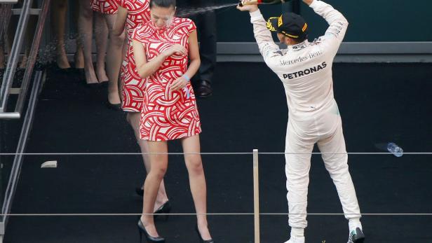 Ein bisschen flirten wird der gute Lewis Hamilton nun wohl dürfen - nach der x-ten Trennung von Nicole Scherzinger ist er ja solo.