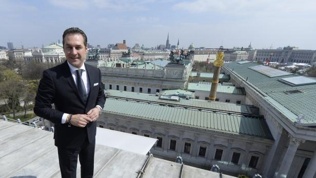 Heinz-Christian Strache auf dem Dach über der FPÖ-Zentrale in Wien - er will bei der Wahl im Herbst 30 Prozent erreichen.