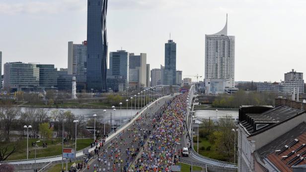 Der Vienna City Marathon überquert eine Brücke vor der Skyline von Wien.