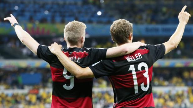 Schürrle und Müller jubeln im Duett.