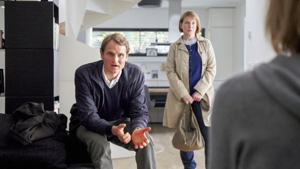 Die Hauptkommissare Felix Voss (Fabian Hinrichs) und Paula Ringelhahn (Dagmar Manzel) verhören die Frau des Opfers Julia Ranstedt (Jenny Schily).