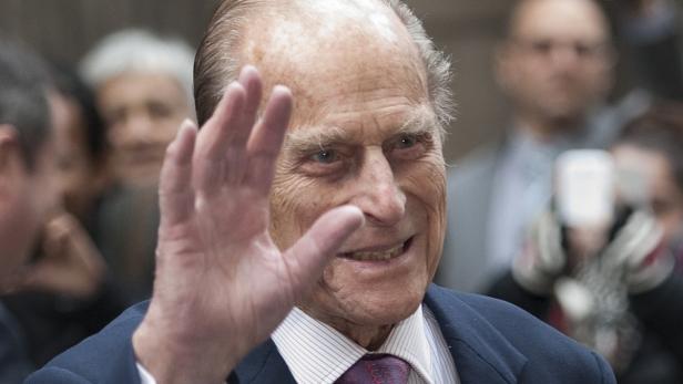 Britain&#039;s Prince Philip waves during a visit to the Bank of England in the City of London December 13, 2012. REUTERS/Eddie Mulholland/Pool (REUTERS - Tags: ENTERTAINMENT BUSINESS SOCIETY ROYALS)