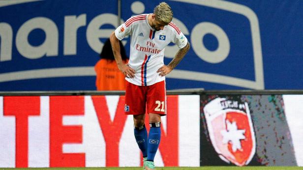 Ein Fußballspieler des Hamburger SV mit gesenktem Kopf auf dem Spielfeld.