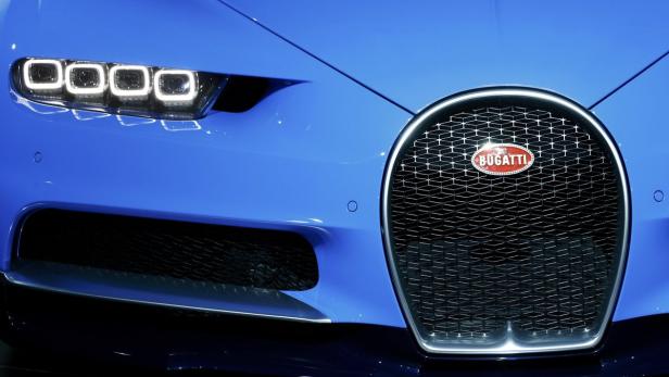 Nahaufnahme der Frontpartie eines blauen Bugatti mit Kühlergrill und Scheinwerfern.