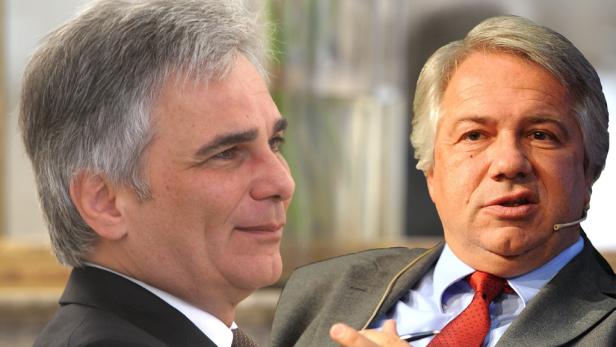 Zwei Männer in Anzügen, einer im Profil und der andere frontal, scheinen sich zu unterhalten.