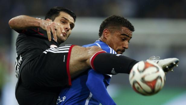 Zwei Fußballspieler kämpfen um den Ball.