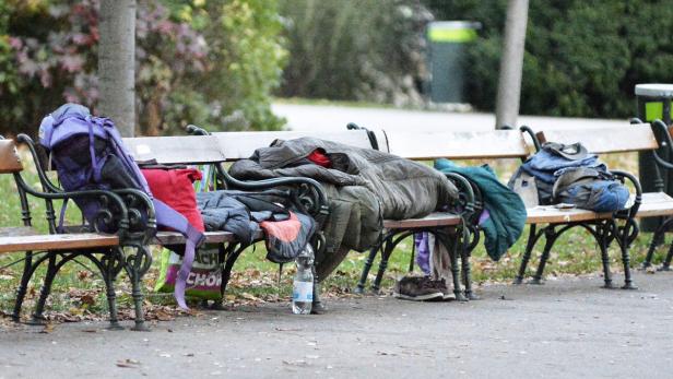 Immer wieder kommt es zu Konflikten, weil im Stadtpark Obdachlose nächtigen. Im Oktober 2013 (siehe Bild) wurden rund 20 Schlafplätze von Obdachlosen geräumt