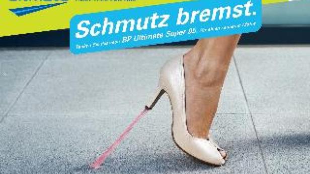 Ein Schuh mit Absatz klebt an einem Kaugummi auf einem gefliesten Boden.