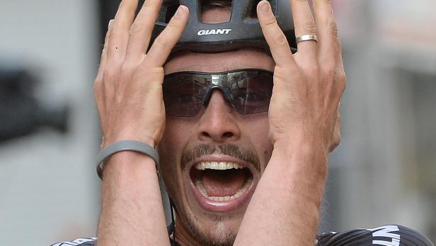 Ein Radfahrer mit Helm und Sonnenbrille reißt überrascht die Augen auf.